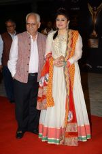 Kiran Juneja, Ramesh Sippy at the red carpet of Stardust awards on 21st Dec 2015